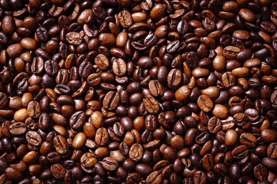 Palone ziarna kawy wypełniające tło © piotrszczepanek