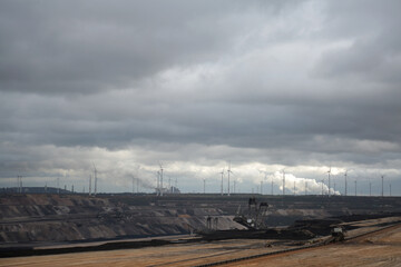 Fototapeta premium Braunkohle Tagebau bei Garzweiler, bei bewölkten Himmel
