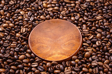 Palone ziarna kawy  z drewnianym podstawkiem