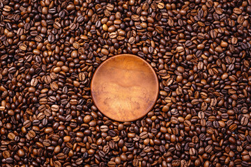 Palone ziarna kawy  z drewnianym podstawkiem