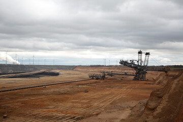 Braunkohle Tagebau bei Garzweiler, bei bew&ouml;lkten Himmel