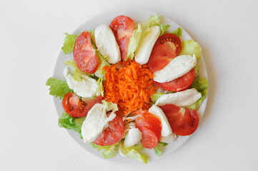Salade bio tomate mozzarella carottes rapées