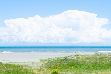砂浜と青空と白い雲