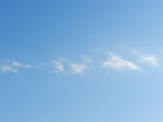 Céu azul com algumas nuvens. Blue sky with some clouds.