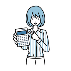 立って電卓を指差してこちらに向けて見せているブラウスの女性