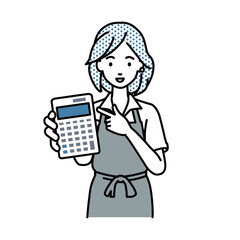 立って電卓を指差してこちらに向けて見せているエプロンをした店員の女性