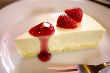 No-bake cheesecake with strawberries and sauce