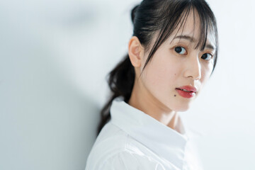 爽やかな若い女性