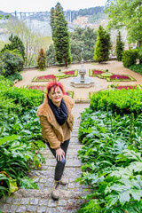 Femme dans le Jardins du Palais de Cristal à Porto