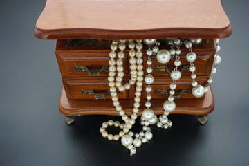 Alte Schmuckschatulle mit Perlenketten