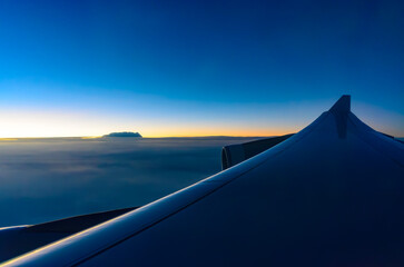 Fototapeta na wymiar view from an aircraft window to the sunrise