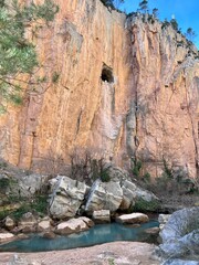 Río  con cueva I