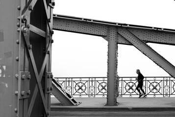 corriendo sobre el puente de la libertad