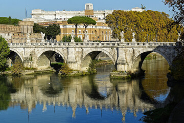 Fototapeta premium Pont sur le Tibre à Rome en automne
