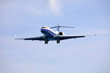 Flugzeug (Düsen-Jet) im Landeanflug