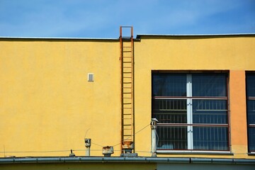 Ladder leading to the top of the building - obrazy, fototapety, plakaty