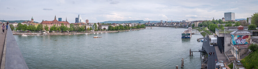Fototapeta na wymiar Bâle en Suisse et ses quais sur le Rhin