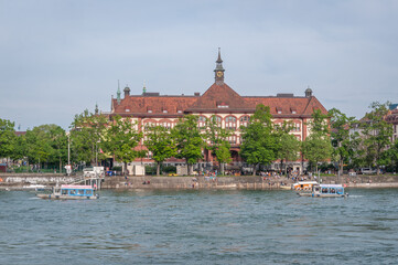 Naklejka premium Bâle en Suisse et ses quais sur le Rhin