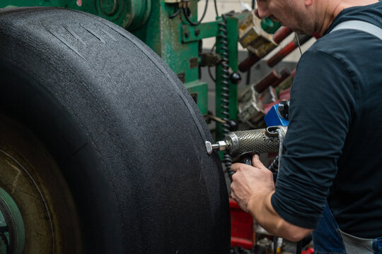 tire renewal in a workshop
