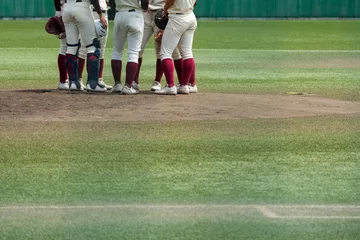 Foto op Plexiglas 野球の試合中にピンチをむかえマウンドに集まり話し合う内野手たち © Asphalt_STANKOVICH