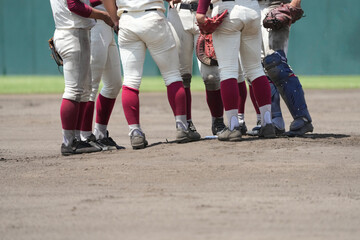 Fototapeta na wymiar 野球の試合中にピンチをむかえマウンドに集まり話し合う内野手たち