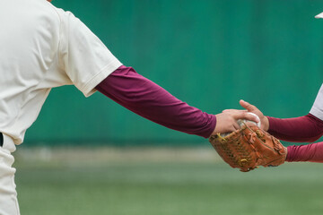 野球の試合中にピッチャー交代のためボールを選手に渡す