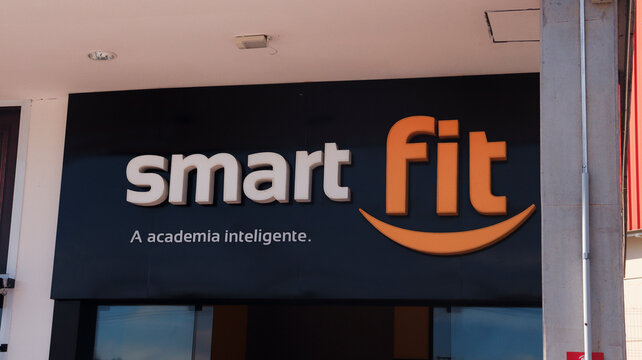 Fachada de uma academia smartfit, foto feita em Mogi das Cruzes,SP em 10 Dez 2023.