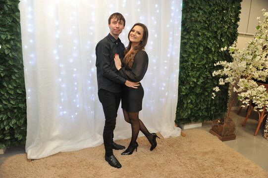 casal vestido de social em casamento 