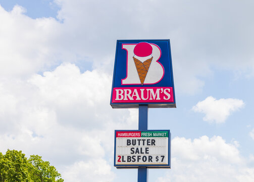 Braum's Restaurant exterior with sign and trademark logo. Braum's is a chain of family owned restaurants in the United States