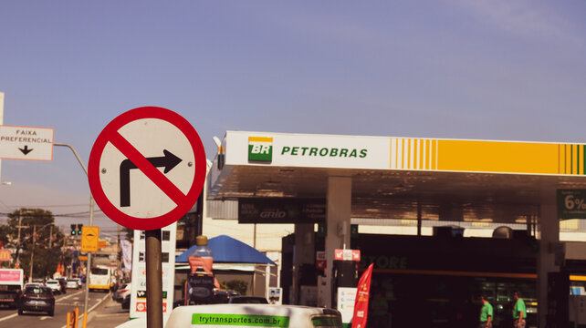 Posto de gasolina petrobras em mogi das cruzes, sp, brasil foto feita em 10/23