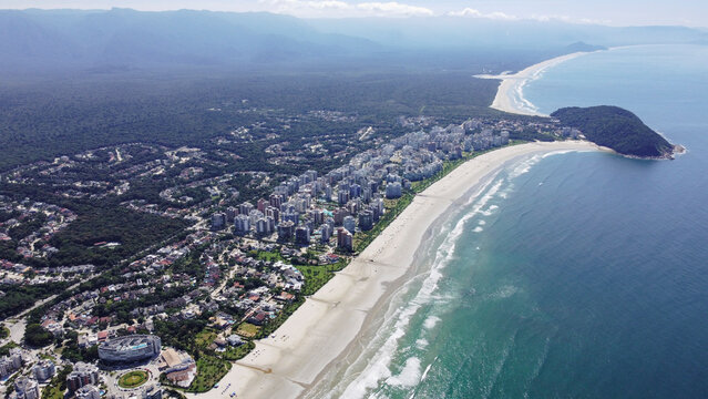 Vis&atilde;o a&eacute;rea da orla da praia de Rivieira de S&atilde;o Louren&ccedil;o, Bertioga, SP, Brasil.