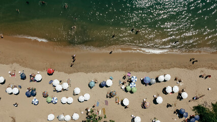 Visão aérea da praia da Feiticeira com vista da orla e dos turistas de Ilhabela captada por um drone. 