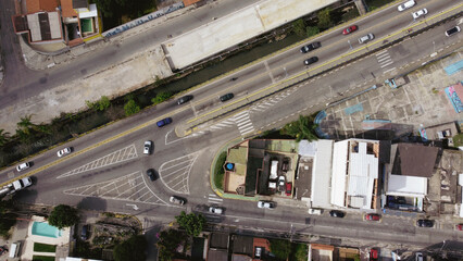 Visão aérea da entrada de um viaduto na cidade de Poá SP Brasil captada do alto.  - obrazy, fototapety, plakaty