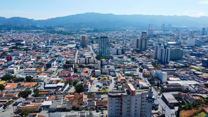 Visão aérea do centro da cidade de Mogi das Cruzes SP Brasil captada do alto por um drone em 2023. 
