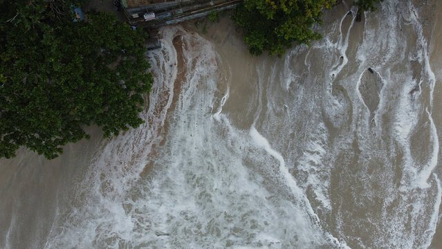 Orla e ondas da praia de Maresias em S&atilde;o Sebasti&atilde;o captada do alto por um drone em um dia de 2023. 