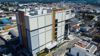 Visão aérea do novo shopping na cidade de Mogi das Cruzes SP Brasil captada do alto por um drone.  - obrazy, fototapety, plakaty