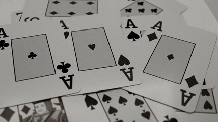 Cartas de baralho com filtro preto e branco em um fundo branco  - obrazy, fototapety, plakaty