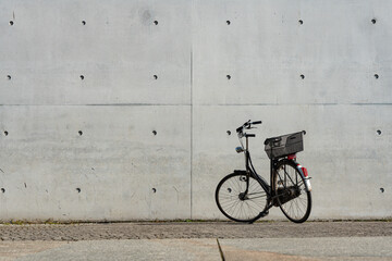Wand aus Sichtbeton und Fahrrad
