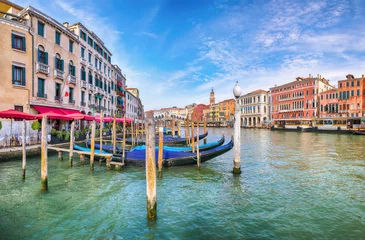 Photo sur Plexiglas Pont du Rialto Picturesque morning cityscape of Venice with famous Canal Grande and colorful  view of Rialto Bridge
