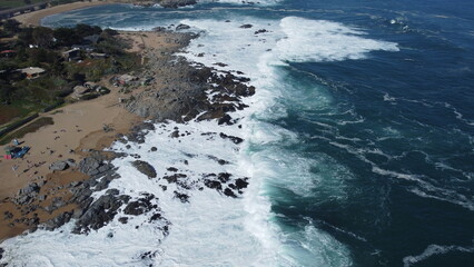 Visão aérea da praia de Isla Negra no Chile captada do alto por um drone em 2022. 