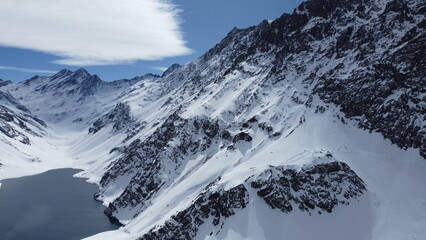 Fototapeta na wymiar Visão aérea de montanhas cobertas de neve próximo a um lago congelado em Portillo no Chile