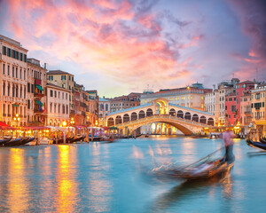 Obraz na płótnie Canvas Stunning sunset and evening cityscape of Venice with famous Canal Grande and Rialto Bridge