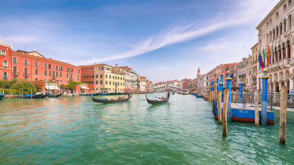 Obraz na płótnie Canvas Picturesque morning cityscape of Venice with famous Canal Grande and colorful view of Rialto Bridge