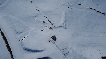 Vis&atilde;o a&eacute;rea das montanhas dos andes cobertas de neve no Chile