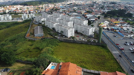 Visão aérea de um conjunto de prédios e apartamentos na cidade de Mogi das Cruzes, São Paulo, Brasil