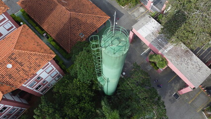 Visão aérea de uma caixa d'água de um condomínio