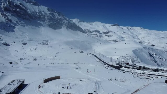 Vis&atilde;o a&eacute;rea do parque Farellones no Chile vista do alto por um drone em um dia de sol de 2022. 