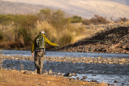 Pescador con mosca en rio patagonico