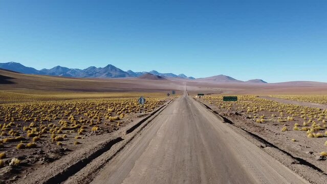 Vis&atilde;o a&eacute;rea da ruta del sol autovia que atravessa o deserto do Atacama no Chile captada do alto por um drone em um dia de sol de 2022. 