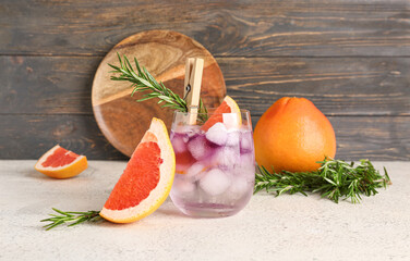Gin and tonic with grapefruit on table